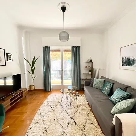 Bright & Stylish In The Heart Of Athens!